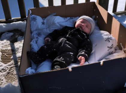 Kisfiú talál egy síró babát az ajtaja előtt: ki hagyhatta magára a gyermeket a hidegben egy dobozban?