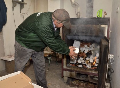 Sok magyar fűt ezzel otthon, pedig akár 300 ezer forintos bírságot is kaphat érte!