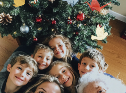 Hajléktalan idős nénit találtam az utcán karácsony este, hazavittem – napokkal később egy luxus SUV állt meg az ajtóm előtt!
Karácsony este különösen kegyetlen volt. Egy kimerítő takarítói műszak után indultam haza a Grayson-kúriából, reszketve a hidegtől. Csak arra tudtam gondolni, hogy végre hazaérjek az öt gyermekemhez. Egyedülálló anyaként minden nap egy küzdelem, hogy ételt tegyek az asztalra, mióta a férjem, Péter, nincs velünk.
Úton hazafelé megláttam egy idős nénit, aki vékony takarókba burkolózva ült a járdán. A hó sűrűn esett körülötte, ő pedig remegett a hidegtől. Magányosnak és kimerültnek tűnt. Megtorpantam. Nekem sem volt sok, de egyszerűen képtelen lettem volna csak úgy otthagyni.
Leguggoltam mellé, és gyengéden megkérdeztem:
– Asszonyom, van hová mennie ma este?
Megrázta a fejét, és hálás, de fáradt tekintettel rám nézett:
– Nincs, kedvesem, de ne törődjön velem.
Vettem egy mély levegőt, és azt mondtam:
– Jöjjön velem. Nincs sok mindenem, de van egy meleg házam és egy kis étel az asztalon.
Megfogta a karomat, és együtt indultunk az apró otthonom felé. A gyerekek egy pillanatig sem haboztak: teával kínálták, büszkén mutogatták a papírdíszekkel dekorált kis karácsonyfánkat, és egy szerény, de vidám vacsorát töltöttünk együtt.
A másnap azonban nem múlt el beszéd nélkül. Az egyik munkatársam, Janine, lenézően jegyezte meg a kúriában:
– Alig tudja etetni a saját kölykeit, most meg hajléktalanokat is hazavisz?
Figyelmen kívül hagytam, de belül elgondolkodtam, vajon helyesen cselekedtem-e.
Három nappal később, amikor épp kiléptem volna az ajtón, egy hangos duda állított meg. Egy fényűző, feldíszített SUV parkolt le a ház előtt. Egy elegáns férfi szállt ki belőle, az arcán komoly tekintettel.
– Maga Katalin? – kérdezte, szúrós pillantást vetve rám.
Nem sejtettem, hogy az életem hamarosan örökre megváltozik.
?⬇️A teljes történet a kommentek között található. ⬇️