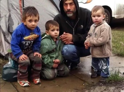 Ez a férfi egy háromgyermekes egyedülálló apuka. 4 hónapja egy sáros sátorban éltek az utcán. Aztán egy nap szörnyű jelenetet látott egy benzinkútnál; egy férfinak nem volt elég pénze fizetni, de az emberek? ahelyett, hogy segítettek volna, csak kigúnyolták. Ez a hajléktalan apuka az utolsó pár forintjával a zsebében fizetett a férfinak. Másnap reggel 2 nagy autó állt a sátra mellett. Egy férfi átadott az apukának egy levelet. Kinyitotta és elsápadt. A következő állt benne.?