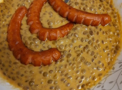 Lencsefőzelék sült füstölt virslivel – Egyszerű, finom és laktató!