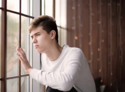 Amikor hazatértem a munkából, hirtelen a bolond mostohaanyám, Katalin, és apám megállítottak.Apa: Nem is tudom, hogyan mondjam el... de...Ő: KI KELL KÖLTÖZNÖD!Én: MI?! Apa, miről beszél?!Ő: Gyermekem van úton. Csak teher leszel. Szükségünk van a helyre a gyerek számára!Én: De... Hová menjek? Nem tudom megengedni az albérletet... Részmunkaidőben dolgozom, és tanulok! És... Istenem, ez az otthonom is! Apa, mondj valamit! Kérlek!Nem tudtam elhinni! Kidobnak a saját otthonomból?! Apa rám nézett, majd vissza Katalinra, de hallgatott. Teljesen elegem lett.Én: Tudod mit? Menjetek a pokolba!Beviharzottam a szobámba, becsapva az ajtót. Nem volt mit tennem. Csak egyetlen dolog segíthetett...Ezért tárcsáztam a számot.A teljes történet a kommentek között található. ⬇️