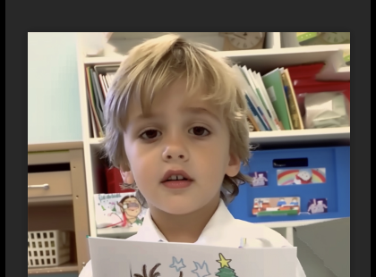 Kislány kigúnyolta osztálytársát, mert nem hozott karácsonyi ajándékot – de amikor elolvasta a fiú levelét a Télapónak, minden megváltozott