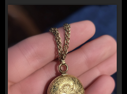 80 éves nő rátalált néhai édesanyja medáljára a bolhapiacon – de amikor valaki kétszeres árat ajánlott érte, könnyei között ismerte fel az illetőt!