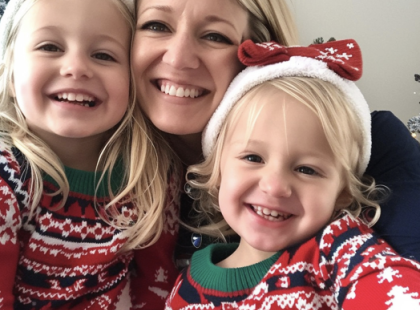 Anyósom kizárt minket a családi karácsonyi fotózásból, mert nem viseltünk egyforma pizsamát – a férjem reakciója mindent megváltoztatott!