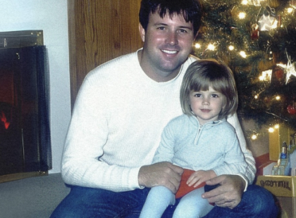 13 ÉVE NEM LÁTTAM A LÁNYOMAT – MA KARÁCSONYI LEVELET KAPTAM TŐLE
Volt egy időszak az életemben, amikor teljesen elveszítettem önmagam. A vállalkozásom csődbe ment, a feleségem, Rebeka elégedetlen volt, és folyamatosan csalódást okoztam a lányomnak, Hédinek. Pincérként dolgoztam, de alig fedezte a kiadásainkat. Amikor kirúgtak, azt hittem, ennél rosszabb már nem jöhet. De aznap Rebeka közölte, hogy elhagy.
Egy pillanat alatt elveszítettem mindent – Hédit, a feleségemet, a munkámat. Teljesen padlóra kerültem. Egy hónappal később Rebeka már egy gazdag férfi oldalán élt.
Hédi születésnapjára a maradék pénzemből vettem egy plüssnyuszit, és írtam hozzá egy üzenetet: „Nagyon hiányzol. Boldog születésnapot. Szeretettel, Apa.”
Amikor megérkeztem a házhoz, láttam, hogy hatalmas, fényűző villa áll előttem. Az új apja hatalmas partit rendezett Hélinek, ugrálóvárral és maskarás szórakoztatókkal. Szégyenkezve végül nem mertem bemenni. Otthagytam a nyuszit a kapunál, és elsétáltam.
Évekig küzdöttem, miközben azt hittem, nem számítok már Hélinek. Volt egy apja, aki mindent megadott neki, amit én nem tudtam. Közben lassan próbáltam összerakni az életem darabjait.
Aztán 13 évvel később, karácsonykor levelet kaptam.
A végén ez állt:
„Apukámnak, Héditől.” ??⬇️A teljes történet a kommentek között található.