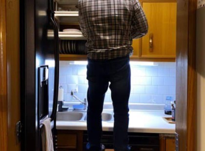 A HÁZAM ELŐZŐ TULAJDONOSA BEKOPOGOTT, ÉS KÖNYÖRGÖTT, HOGY ENGEDJEM BE – AMIKOR MEGLÁTTAM, MIT REJTETT EL, ELÁLLT A SZAVAM!