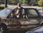 Rájöttem, hogy a férjem minden nap lecseréli a SUV-ját egy rozsdás, olcsó autóra, és titokban valahová vezet – Követtem, és amit láttam, az mindent megváltoztatott
„A férje lecserélte a SUV-ját egy régi, ütött-kopott autóra? Problémáik vannak?” – kérdezte tőlem a kozmetikusom a legutóbbi kezelésem alatt. Zavartan néztem rá, és visszakérdeztem, mit ért ez alatt. Azt mondta, minden nap látja a férjemet, amint megáll az irodája melletti játékbolt előtt, majd elhajt.
Először azt hittem, biztos téved. De azt javasolta, maradjak ott egy órával tovább, mert általában akkor szokott megjelenni. Úgy döntöttem, kivárom, és... tényleg megláttam a férjemet! Egy rozsdás, öreg autóval érkezett, kopott, szakadt ruhákban szállt ki, és besétált a játékboltba.
Azonnal felhívtam, és megkérdeztem, hol van. „Épp egy vezetőségi értekezleten vagyok!” – válaszolta vidáman. Persze... Azonnal tudtam, hogy valami nem stimmel.
Beültem az autómba, és úgy döntöttem, követni fogom. Tudnom kellett, mit csinál, és miért viselkedik ilyen furcsán. Kihajtott a városból, körülbelül tíz mérföldet tettünk meg, míg megállt egy régi, omladozó háznál. Bekopogott az ajtón, és ⬇️ ⬇️ A teljes történet a hozzászólásokban!