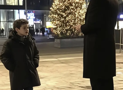 Egy gazdag férfi találkozik egy 8 éves fiúval a város főterén karácsony este – „SEGÍTS MEGTALÁLNI A CSALÁDOMAT, NAPOK ÓTA NEM LÁTTAM ŐKET!” – KÖNYÖRÖG A FIÚ
Karácsony este a város főtere élettel telt meg. Az emberek nevetve korcsolyáztak, baráti társaságok köszöntötték egymást, és mindenhol ünnepi fények ragyogtak. A 38 éves Tamás azonban magányosan bolyongott a forgatagban, és csak figyelte az ünnepi boldogságot. Egyszer csak egy lány nekiütközött, és nevetésben tört ki. Gyönyörű volt, és Tamás első gondolata az volt: „Lehet, hogy ez az én karácsonyi csodám? Talán az élet mégis tartogat számomra valamit?”
De a lány gyorsan felállt, elnézést kért, majd a barátja dühösen odalépett. „Hé! MIT CSINÁLSZ AZ ÉN BARÁTNŐMMEL?” – kérdezte. Tamás zavartan motyogott: „Nem, nem, csak segítettem,” majd sietve elfordult, gondolva: „Hát, úgy tűnik, nem ez volt a csodám.”
Ahogy továbbindult, hirtelen valaki meghúzta a kabátját hátulról. „Talán mégis ő az?” – gondolta. „Talán rájött, hogy rossz emberrel van, és most idejött, hogy elmondja, készen áll velem új életet kezdeni.” De amikor megfordult, nem a lány állt előtte, hanem egy kicsi, talán 8-10 éves fiú nézett fel rá.
„ELNÉZÉST, URAM, OLYAN KEDVESNEK TŰNIK. SEGÍTENE NEKEM? NAPOK ÓTA NEM LÁTTAM A CSALÁDOMAT” – mondta a fiú reszkető hangon.?⬇️
?⬇️A teljes történet a kommentek között található.