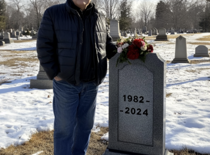 „Feleségem sírjánál tudtam meg, hogy a hármas ikreim nem is az enyémek”
Ez volt feleségem halálának első évfordulója – egy éve már, hogy egyedülálló apává váltam három gyönyörű hármas iker gyermekkel. Be kell vallanom, nagyon nehéz volt, de az idő múlásával elfogadtam a helyzetet, és megtaláltam az örömöt az apaságban.
Azon a napon úgy döntöttünk, elmegyünk Klára sírjához, hogy megemlékezzünk a közös időkről, és egy kicsit kisírjuk magunkat. De a sírnál egy idegen férfi már várt minket. Próbáltam visszaemlékezni, de nem ismertem fel az erős testalkatú férfit. Ki lehetett, és mit keresett a feleségem sírjánál?
Ő: „Figyeljen! Adok önnek 30 millió forintot ezekért a gyerekekért.”
Én: „TESSÉK?!”
Ő: „Ismerem az igazságot! Tudom, hogy őrülten hangzik, de… EZEK NEM AZ ÖN GYEREKEI!”
Azt hittem, azonnal megütöm, de amit utána mondott, teljesen összetört... ?
?⬇️A teljes történet a kommentek között található.