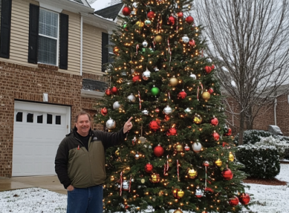 A főbérlőm ellopta a gyönyörű karácsonyfámat — de nagyon megbánta”
Karácsony mindent jelent nekem és a fiaimnak, Leventének és Áronnak. Hónapokig spóroltam, hogy idén megvehessük a tökéletes fát, és amikor láttam a gyerekek izgatottságát, minden fillér megérte. De az örömünk nem tartott sokáig.
Karácsony estéjén megjelent Kovács István, a főbérlőnk, és emlékeztetett a lakbérre, bár annak még nem járt le a határideje. Miközben az udvaron állt, a tekintete a karácsonyfánkra tapadt.
„Ennek a fának mennie kell” – jelentette ki ridegen. „Tűzveszélyes.”
„Mi? Tökéletesen biztonságos!” – tiltakoztam.
„Egy óra múlva jön a teherautó” – vágta rá, és esélyt sem adott az ellenkezésre.
És ennyi volt. A fa, a gyerekeim öröme és a karácsonyunk szíve egyszerűen eltűnt. A fiaim sírva aludtak el azon az éjszakán, összetörve. Teljesen tehetetlennek éreztem magam… egészen másnap reggelig.
Amikor hazafelé vezettem, és elhaladtam Kovács István háza mellett, majdnem rátapostam a fékre. Ott állt AZ ÉN FÁM az udvarán, rajta a gyerekeim kézzel készített díszeivel. Ráadásul feltett egy ízléstelen arany csillagot, és egy táblát, amin ez állt: „Boldog karácsonyt kíván a Kovács család!”
Elöntött a düh. Ellopta a karácsonyi örömünket, ezért elhatároztam, hogy VISSZAADOM A KÖLCSÖNT — méghozzá úgy, hogy soha ne felejtse el. Fogtam a szigetelőszalagot, és nekiálltam a „díszítésnek”. ⬇️
?⬇️A teljes történet a kommentek között található.