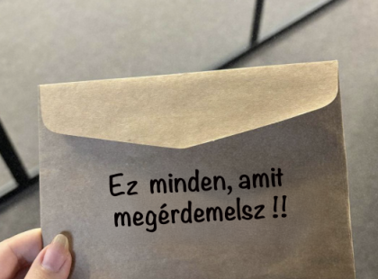 Hihetetlen! Anyánk halála után a nővérem teljesen megőrült, és végül egy széfben csak ezt az üzenetet találta…
Az édesapánk halála után Helga teljesen elvesztette az önuralmát. Margit néni, az édesanyánk, új végrendeletet írt, amelyben Helga csak 30%-ot örökölt. Az okai világosak voltak: Helga mindig csak akkor tűnt fel, ha pénzre volt szüksége, és soha nem törődött igazán senkivel. A végső csepp az volt, amikor egy telefonbeszélgetés során Helga szinte megátkozta az édesanyánkat:
Margit néni: „Az én pénzem, az én döntésem, hogy ki kapja meg.”
Helga: „ISTENEM, ALIG VÁROM, HOGY MEGHALJ, ÉS PERELEK A RÉSZEMÉRT!”
Amikor ezt meghallottam, elszörnyedtem. Tudtam, hogy Helga önző, de soha nem gondoltam volna, hogy ennyire messzire megy. Ezután naponta hívta anyánkat, követelőzve és üvöltözve, hogy változtassa meg a végrendeletet. Margit néni végül nem bírta tovább, és rövidesen elhunyt. Isten nyugosztalja őt.
A temetésen Helga színészi alakítást nyújtott: zokogott, mintha ő lenne a legjobban összetört. De a család jól ismerte az igazi természetét. Alig telt el pár nap, Helga elkezdett zaklatni engem is, pontosan úgy, ahogy anyánkat. Tudtam, hogy nem hagy békén, ezért kitaláltam egy tervet.
Egy hónappal később felhívtam.
Én: „Eladtam anyu házát. Bár az én nevemen volt, úgy döntöttem, adok neked a bevételből 50%-ot, ha békén hagysz. Rendben?”
Helga: „Tökéletes! Egyetértek!”
Átadtam neki egy széf elérhetőségét, majd elutaztam. És amikor Helga elment, hogy megkapja a „részesedését”, képzelhetitek a döbbenetét, amikor a széfben csak EZT A BORÍTÉKOT találta!
?⬇️A teljes történet a kommentek között található.