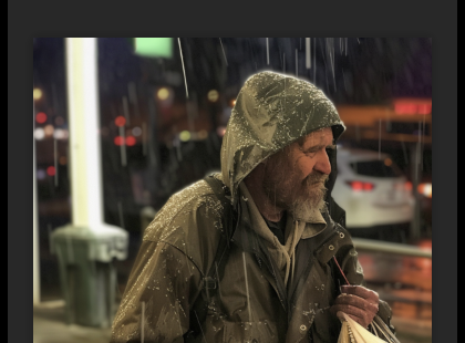 Gyerekek ilyen nincs!! Segítettem egy hajléktalan férfinek megvenni az ételét — másnap vezérigazgatóként fogadott az állásinterjúmon!
Teljesen kimerülten és az utolsó 15 ezer forintommal indultam el azon az esős estén a közértbe. Pályakezdő diplomásként hónapok óta reménytelenül próbáltam munkát találni, miközben a diákhitelek nyomasztottak, a hűtőm pedig üresen kongott. Kenyeret, tojást, és talán egy kis tésztát akartam venni, semmi többet.
A kasszánál azonban megláttam őt. Egy átázott kapucnis pulcsiban állt, reszketve számolta az aprópénzét. A hangja remegett, miközben bocsánatot kért a pénztárostól, amiért nem volt elég pénze.
