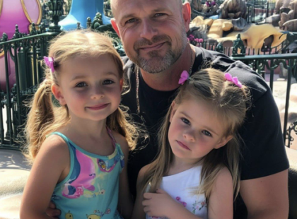 Egyedülálló apuka két kislánnyal – reggel arra ébredtem, hogy valaki helyettem elkészítette a reggelit
Tamás egyedül neveli két kislányát, a négyéves Adélt és az ötéves Emmát, miután a felesége évekkel ezelőtt elhagyta őket, hogy bejárja a világot. Egyedülálló apaként Tamásnak minden idejét kitölti a gyerekek gondozása, a főzés, a házimunka és a munkahelyi kötelezettségek. Bár mindent a lányaiért tesz, az állandó kimerültség nem hagyja nyugodni.
Egy reggel, miközben a szokásos reggeli rutinját végezte, valami hihetetlen történt. Miután felébresztette és felöltöztette a lányokat, a konyhába ment, hogy elkészítse az egyszerű reggelit – zabkását tejjel. De amikor belépett, megdöbbenve állt meg. Az asztalon frissen sült palacsinták sorakoztak gyümölccsel és lekvárral, mintha valaki titokban érkezett volna segíteni.
Tamás először a családját hívta, hogy megtudja, vajon valamelyikük járt-e náluk reggel, de senki sem tudott semmiről. Az ajtók és ablakok zárva voltak, semmi sem utalt arra, hogy idegen járt volna a házban. A palacsinták tökéletesek voltak, így óvatosan megkóstolta őket, majd a lányokkal együtt jóízűen elfogyasztották a különleges reggelit.
De a rejtély nem ért véget. Aznap délután, amikor hazaért a munkából, Tamás újabb meglepetésre bukkant: a gyep, amit már hetek óta nem tudott levágni, tökéletesen nyírt állapotban volt. Egyre különösebb dolgok történtek, és Tamás elhatározta, hogy másnap reggel utánajár a titokzatos jótevő kilétének. Ezúttal korábban kelt, és elrejtőzött a konyhában, hogy kiderítse az igazságot. ⬇️A teljes történet a kommentek között található.