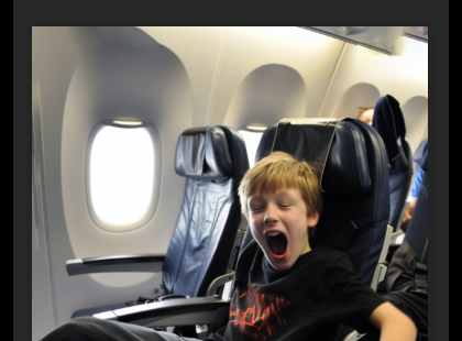 Fiú nem hagyta abba az ülésem rugdosását egy hosszú repülés alatt – Apukám szép leckét adott a szüleinek