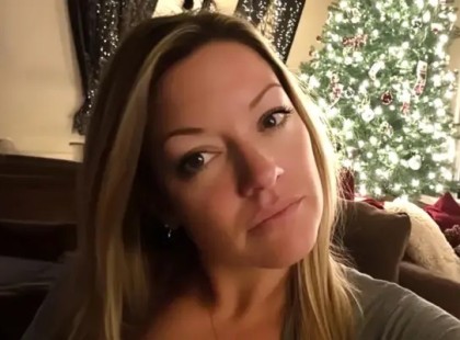 Karácsony estéjén eltűnt a férjem – másnap reggel egy hároméves kislánnyal tért haza!”
Karácsony estét varázslatossá akartam tenni a gyerekeink, Péter (7) és Ákos (5) számára. Egész nap főztem a kedvenc ételeiket, előkészítettem a sütiket a Mikulásnak, és mindent tökéletesre akartam csinálni. A férjem, Tamás, akivel kilenc éve voltunk házasok, azonban egész nap zavartnak és furcsának tűnt, állandóan a telefonjába merült.
Este 7 óra körül, amikor épp a sült sonkát tálaltam volna fel, Tamás hirtelen azt mondta: „Elfelejtettem valamit, mindjárt jövök,” majd az ajtón keresztül távozott, mielőtt bármit is mondhattam volna.
A fiúk túlságosan lekötötték magukat azzal, hogy arról vitatkoztak, hogyan repülnek a Mikulás szánhúzó rénszarvasai, így nem vették észre, hogy az apjuk eltűnt. Esti mesét ígértem nekik, amikor hazaér, de Tamás sehol sem volt. Éjfélre már a telefonomat szorongattam, de a hívásaimra nem válaszolt.
Másnap reggel 6-kor nyikorgó ajtó hangjára ébredtem. Megkönnyebbültem, amikor megláttam, hogy Tamás épségben hazatért, de ez az érzés pillanatok alatt eltűnt, amikor megláttam, hogy egy hároméves kislányt tart a karjában.
„Tamás,” suttogtam remegve. „Ki ez a gyerek?”
A férjem csak lerakta a kislányt a kanapéra, levette a kabátját, és annyit mondott: „Sajnálom.”
„Sajnálod?” – emeltem fel a hangom. „Egész éjszaka távol voltál, és most egy gyerekkel sétálsz be? Mi ez az egész?!” ⬇️