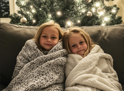 Elhagyott ikerlányokat találtam az erdőben, és hazavittem őket – másnap reggel sokkolt, amit a lányommal tettek