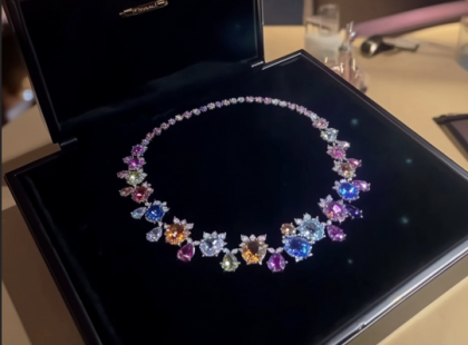 Nóra titokzatos nyaklánca: hogyan változtatta meg egy véletlen csomag az életét örökre