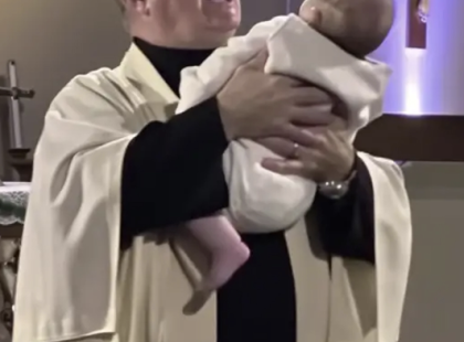 Elvittük a kisbabánkat a templomba keresztelőre – ‘EZ LEHETETLEN’ – suttogta a pap, amikor a karjába vette a babát