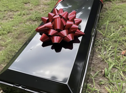 Egy koporsót masnival hoztak az esküvőnkre a szertartás közben – Majdnem elájultam, amikor kinyílt