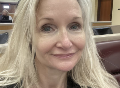 „A házasságom már jóval azelőtt véget ért, hogy bármiféle papírt aláírtunk volna. Miklósnak a csillogás és a külsőségek sokkal fontosabbak voltak, mint mi ketten. Nagy ház, drága autók – ha valami kiabálta, hogy 'Nézz rám!', ő azt akarta. Szóval amikor végül közölte, hogy válni akar, nem lepődtem meg. Ami viszont megdöbbentett, az a gyorsasága és mohósága. 'A házat, az autót, a megtakarításokat akarom' – mondta önelégült mosollyal, majd hozzám vágta a morzsákat, a személyes dolgaimat, mintha az valami nagyvonalú ajánlat lenne.
Csak mosolyogtam és bólintottam. Hagytam, hogy mindent elvigyen, mert tudtam, mi jön ezután. Az ügyvédem őrültnek nézett, de mondtam neki, hogy engedje csak Miklóst nyerni. Aláírtuk a papírokat, és én még aznap délután elköltöztem, készen arra, hogy új életet kezdjek. De nem mielőtt megtettem volna az utolsó hívást. Minden elő volt készítve.
Másnap reggel a telefonom csörgött. Miklós hívott, teljesen dühöngött. 'MIT MŰVELTÉL?!' – ordította. 'Ó, Miklós,' – válaszoltam alig visszafojtott nevetéssel –, 'Mi a baj?'??⬇️⬇️⬇️A teljes történet az ELSő kommentben található.