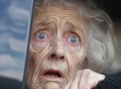 Nagymama azt hitte, hogy a gyerekei idősek otthonába viszik, de amikor kiszállt a kocsiból, elsápadt és felsikoltott: ‘Család, én MÉG ÉLEK!’”
Erzsébet mindig erős volt. Miután a férje meghalt, egyedül nevelte fel Ilonát és Andrást, lemondva saját álmairól, hogy mindent megadjon nekik. De 78 évesen már nem édesanyaként tekintettek rá, hanem teherként.
– Megnéztem az otthonokat – mondta András. – Az államiak tele vannak. A magánotthonok pedig… hát, elég drágák.
– Magán? – nevetett gúnyosan Ilona. – Tudod te, mennyibe kerül az? Hiteleket kell fizetnem. Vagy te állod a költségeket?
Erzsébet a másik szobából hallgatta a foszlányokat, szíve egyre nehezebb lett. Nem vonták be a beszélgetésbe. Már nem volt az életük része, csak egy probléma, amit meg kellett oldani.
Ilona és András suttogva terveket szőttek, majd szó nélkül elhagyták a házat. Aznap este Erzsébet nem aludt. Könnyek gyűltek a szemébe, de nem hagyta, hogy kibuggyanjanak. Mindig erős volt. Most is erős lesz.
Másnap reggel András lépett a szobájába.
– Csomagolj, Anya. Eljött az idő.
– Az otthonba? – kérdezte remegő hangon Erzsébet. András bólintott, de kerülte a tekintetét.
Erzsébet csendben összepakolt néhány dolgot, majd beszállt a kocsiba. Már nem sírt. Talán az otthon jobb lesz. Csendesebb. Belefáradt abba, hogy harcoljon azért, hogy helyet kapjon a gyerekei életében.
Hosszú óráknak tűnő autózás után a kocsi végül megállt. Amikor Erzsébet kiszállt, lábai megrogytak. „Család, én MÉG ÉLEK!” – kiáltotta döbbenten, mert az otthon helyett egy…?⬇️A teljes történet a kommentek között található.