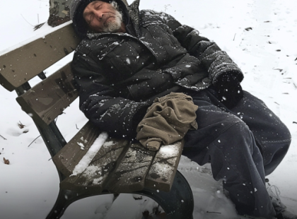 „Egy nap kinyitottam az ajtót, és valakit láttam, akire egyáltalán nem számítottam. Az apám volt. És nem akartam látni őt.”

Egyszer csak csengettek. Ahogy ajtót nyitottam, valaki állt ott, akit évek óta nem láttam. Az apám volt. Hidegen néztem rá, hiszen nem is akartam, hogy újra az életem része legyen.

– Szia, fiam. Ne haragudj, hogy így jöttem. Próbáltalak hívni, de nem vetted fel a telefont – mondta bocsánatkérően.

– Igen? Mit akarsz? – kérdeztem ridegen.

– Arra gondoltam, talán maradhatnék nálad… Most nincs hol laknom.

– Maradhatsz. De csak akkor, ha lakbért fizetsz – vágtam rá azonnal.

– De nincs pénzem… Te vagy az egyetlen, aki segíthetne – válaszolta csendesen.

– Nem érdekel – mondtam, miközben éreztem, hogy a szívem összeszorul a haragtól. – Élj az utcán, ha kell. Bárcsak anyát vette volna el az Isten helyetted!

Ez a pillanat életem legmélyebb sebeit tépte fel. Vajon tudott-e az apám a fájdalomról, amit éveken át magamban hordoztam? Olvasd el a teljes történetet, hogy megtudd, hogyan születhet megbocsátás ott, ahol csak harag van. ⬇️