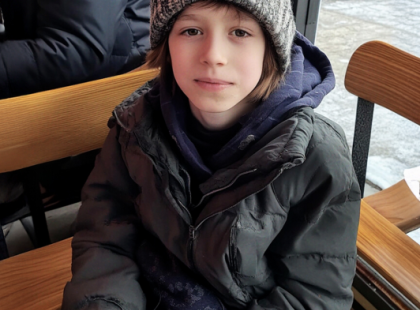 „Minden nap egy szegény kisfiú állt meg az étterem előtt maradékért – de amikor a tulajdonos követte, amit látott, az mindent megváltoztatott”Egy szegény kisfiú minden nap megállt Alice étterménél, hogy elvigyen egy csomagot a maradékokból. Az étterem tulajdonosát, Alice-t egyre inkább foglalkoztatta a gondolat: vajon miért van szüksége ennek a fiúnak az ételre? Nem tűnt hajléktalannak vagy rászorulónak…– Miért nem eszel otthon, Krisz? – kérdezte tőle egy délután Alice. – Beteg az anyukád?Krisztián arcán egy pillanatra fájdalom villant át, mielőtt gyorsan elmosolyodott.– Igazából... nagyon hálás vagyok a kedvességedért! Köszönöm szépen, de most mennem kell – motyogta, majd kisietett az ajtón.Aznap Alice kíváncsisága győzedelmeskedett. Úgy döntött, követi a fiút. De amit látott, az teljesen ledöbbentette.Krisztián nem egy hajléktalanszállóra ment, ahogy Alice gondolta. Egy szerény kis ház tornácára helyezte az ételcsomagot, majd elszaladt, mielőtt bárki megláthatta volna. De ki lakhatott ott, és miért vitte oda az ételt? ??⬇️A teljes történet a kommentek között található.