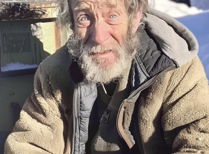 Befogadtam egy hajléktalan férfit, akit a kuka mellett találtam – amikor kijött a zuhanyból, csak annyit tudtam mondani: „Ez lehetetlen!” ?
Nem vagyok az a típus, aki idegeneket fogad be – főleg nem férfiakat, akik a kuka mellett húzzák meg magukat. 55 évesen már megtanultam a leckét arról, hogy ne bízzak meg túl könnyen másokban. De azon az estén, amikor a kávézó mögött, ahol részmunkaidőben dolgozom, kivittük a szemetet, megláttam őt.
Összegörnyedve ült a kuka mellett, rongyos ruhákban, az arcát bozontos haja és szakálla takarta. A hideg az én bőrömbe is belemart – el sem tudtam képzelni, mit érezhetett ő odakint. Próbáltam figyelmen kívül hagyni, de ahogy elfordultam, hogy visszamenjek az épületbe, felnézett. A szeme nem volt üres, mint amire számítottam – élettel teli volt, tele kétségbeeséssel, fájdalommal… vagy talán reménnyel?
– Asszonyom… nem akarok zavarni, de ha van valami… bármi… – kérdezte rekedten.
Kotorásztam a zsebemben, és adtam neki egy húszast, hogy vehessen valami meleget enni. De amikor megkérdezte, tudok-e neki egy helyet, ahol alhat, hirtelen azt mondtam neki, hogy van egy kanapém. Otthon adtam neki törölközőt és tiszta ruhát, és a zuhanyba küldtem. Ahogy a víz csobogott, elkezdtem kételkedni a döntésemben.
De amikor kijött a fürdőszobából, a férfi, aki előttem állt, nem az volt, akit a kuka mellett láttam. Megtisztult arccal és rendezett külsővel, egy pillanat alatt rájöttem: „Ez lehetetlen!”
⬇️A teljes történet a kommentek között található.