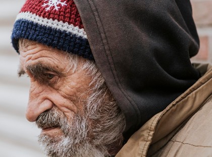 A lányom kitolt a kerekesszékemben az utcára és azt mondta, hogy mindjárt jön” – 12 évig vártam rá
Bence leparkolta az autóját egy budapesti forgalmas utcában, ahol éttermek és üzletek sorakoztak. De valami megakadályozta, hogy azonnal belépjen az egyik helyre.
Egy idős férfit látott, aki egy kerekesszékben ülve szomorúan nézte a járókelőket és az autókat. Valamiért ez a látvány mélyen megérintette Bencét, és úgy döntött, megszólítja őt.
– Jó napot, uram – kezdte. – Éhes?
Az idős férfi felnézett.
– Igen, az vagyok. De várom a lányomat. Hamarosan itt kell lennie.
– Ó, ez nagyszerű hír, uram – válaszolta Bence, majd bement az étterembe, ahol vásárolt valamit az idős férfinak is.
Az étkezés közben azonban alig tudott figyelni az ételére. Folyamatosan az idős ember és a története járt a fejében. Valami nem stimmelt. Tényleg jön érte a lánya? Bence nem tudta elhessegetni ezt a gondolatot, ezért az étterem dolgozóinál érdeklődött.
Az egyik kedves pincérnő elmesélte neki a megrázó igazságot:
– A neve György bácsi. Már 12 éve várja a lányát ezen a sarkon. Évekkel ezelőtt láttam, hogy egy nő segítette ki az autóból. Azt mondta, mindjárt visszajön, de soha többé nem jött vissza.
Bence sokkolva hallgatta a történetet. Hogy hagyhat valaki így magára egy idős szülőt? És miért nem történt semmi azóta? A férfi úgy döntött, hogy cselekedni fog – és amit tett, mindent megváltoztatott.
A teljes történet a hozzászólásokban! Ne hagyd ki, hogy megtudd, mi történt György bácsival és hogyan talált rá a családjára 12 év után!?⬇️A teljes történet a kommentek között található.