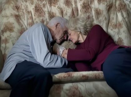 A feleségem tudta, hogy ez lesz az utolsó napja, és azt mondta: ‘Ne hívd az orvost. Csak aludni akarok, a kezedet fogva’” – Szívszorító történet a szerelemről és az elmúlásról
Egy évvel ezelőtt kaptuk a hírt: a feleségem, Anna, rákos. Az orvos azt mondta, semmi sem segíthet. Életem szerelme, a legjobb barátom, az én Annám lassan eltűnt az életemből. Még negyven év együtt sem volt elég ahhoz, hogy mindent átéljek a szeretetéből.
Egy hete történt. Anna azon a reggelen úgy ébredt, hogy tudta, ez lesz az utolsó napja. Mellette voltam, próbáltam minden pillanatot megőrizni, egyetlen szemvillanást sem akartam elszalasztani.
– Ne hívd az orvost – suttogta halkan. – Csak el akarok aludni, a kezedet fogva.
Elmeséltem neki, hogyan találkoztunk először, és milyen volt az első csókunk. Emlékeztünk a közös életünk minden pillanatára. Nem bántunk meg semmit, csak hálát éreztünk.
Aztán Anna rám nézett, halvány mosollyal, és azt mondta:
– Hé, fiú... Tudod, igaz? Örökké szeretlek.
Én is elmondtam neki ugyanazokat a szavakat, megcsókoltam, és ő lehunyta a szemét. Örökre elaludt, miközben a kezemet szorította.!?⬇️A teljes történet a kommentek között található.