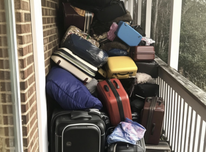 A férjem hazahozta a szeretőjét, és közölte, hogy ki kell költöznöm – Egy órával később ő lett hajléktalan....

Amikor a ház elé értem, a látvány szíven ütött.

Minden cuccom szanaszét hevert a gyepen – a ruháim, a könyveim, még az esküvői fényképeink is ott hevertek a földön, mintha szemét lennének. A férjem ott állt diadalittasan, győzedelmes vigyorral az arcán. A szeretője mellette, elégedetten nézett végig a jeleneten, mintha ez csak egy jól megérdemelt jutalom lenne.

Tudtam, hogy a házasságunknak vége.

Csak előző este derült ki, hogy megcsal, de arra nem voltam felkészülve, hogy másnap reggel már az utcára is rak.

FÉRJ: „Nem hiszem, hogy emlékeztetnem kell rá, de ez a ház a nagyapámé, és semmi jogod hozzá. Összepakolsz, és most elköltözöl. Azonnal.”

A szívem belül darabokra tört, de nem adtam meg neki azt az elégtételt, hogy ezt lássa.

Néma csendben kezdtem el összeszedni a dolgaimat, egyesével bedobálva őket az autómba.

Nem szóltam egy szót sem.

A férjem önelégült arccal figyelte, a szeretője pedig nevetgélve sugdolózott mellette.

De az életnek mindig van egy különös módja arra, hogy igazságot szolgáltasson.

Éppen az utolsó dobozt akartam berakni, amikor egy fekete SUV lassan begördült a feljáróra.

A férjem arca egy pillanat alatt megváltozott.

A gúnyos vigyor lefagyott róla.

És akkor… minden megváltozott.

⬇️?? A teljes történet elképesztő fordulatokat tartogat – olvasd el a kommentek között! ⬇️??