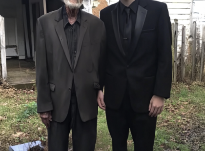 Egy Idős Tanár Meleg Ételt Fizetett a Fagyoskodó Fiúnak – Hét Évvel Később a Fiú Meghálálta Neki
A fiú tétovázva lépett be az étterembe, szemei idegesen cikáztak a helyiségben, míg végül a sarokban álló automatán állapodtak meg. Zsebeit átkutatva néhány aprót húzott elő, de az még egy kis nassolnivalóra sem volt elég. Péter bácsi, az idős tanár, észrevette a fiú remegő kezeit és azt, ahogy kerüli a szemkontaktust.
— Fiatalember, bocsásson meg! — szólította meg Péter bácsi szelíd, barátságos hangon. A fiú megdermedt, nagy szemeiben egyszerre tükröződött gyanakvás és szégyenkezés. — Mi lenne, ha csatlakozna hozzám egy étkezésre? Jól jönne a társaság — tette hozzá mosolyogva.
A fiú tétovázott, majd bólintott. Az éhség nagyobb volt, mint a büszkesége. Miközben a gőzölgő csirkehúsleves és szendvics elfogyott, Péter bácsi megtudta, hogy a fiú neve Alex. De azt akkor még nem sejthette, hogy 7 év múlva Alex lesz az egyetlen, aki a segítségére siet, amikor a legnagyobb szüksége lesz rá.
7 ÉVVEL KÉSŐBB
A kopogtatás az ajtón váratlanul érte. Péter bácsi, aki időközben törékenyebb lett, lassan, megfontolt léptekkel indult az ajtó felé. A kis lakás halványan volt megvilágítva, a téli hideg pedig szinte átszüremlett a régi ablakok résein. Amikor kinyitotta az ajtót, a szeme elkerekedett a meglepetéstől.
Az ajtóban egy fiatal férfi állt, elegáns kabátban, gondosan fésült hajjal.
— Jó napot, Péter bácsi — mondta a férfi enyhén remegő hangon, miközben egy hatalmas ajándékkosarat tartott a kezében. ⬇️?⬇️A teljes történet a kommentek között található.