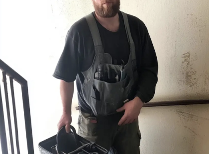 VISSZAVITTEM A FOGÓT A SZOMSZÉDNAK – AMIKOR KINYITOTTA AZ AJTÓT, SOKKAL ÖSSZEROGYTAM
A férjem, Benedek, szinte mindig üzleti úton volt. A harmadik napon, hogy távol volt, egy cső szivárogni kezdett a fürdőszobában. A sötétzöld csövön víz csordogált lefelé, én pedig mindent kipróbáltam, még egy régi lepedőt is köré tekertem – egy YouTube-videó tanácsára. Csak rosszabb lett. Már éjfél volt, és csak arra tudtam gondolni, hogy Benedek ezt pillanatok alatt megjavította volna.
Hívtam, de semmi – csak a végtelen csengések.
Kétségbeesetten írtam a ház csoportjába, és pár percen belül Jakab, az a magas, széles vállú férfi, akit néha láttam a lépcsőházban, felajánlotta, hogy segít. Eljött, és másnapra a szivárgásnak nyoma sem maradt, hála a bilincseknek, amiket felszerelt.
De a fogóját ott hagyta. Gondoltam, visszaviszem, és átnyújtom neki. Amikor Jakab végül kinyitotta az ajtót, SOKKAL ÖSSZEROGYTAM, mert... ⬇️⬇️?⬇️A teljes történet a kommentek között található.