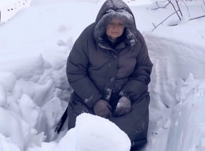 Az életemet megváltoztató találkozás: Egy idős asszonyt találtam a hóban, és amit adott, mindent megváltoztatott