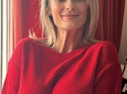 Gyerekek ezt muszáj elmesélnem! Viccből írtam egy üzenetet a férjem mellkasára a céges karácsonyi buli előtt – de amit a hátán találtam, amikor hazajött, az mindent megváltoztatott!”
A férjem, Tamás, karácsonyi céges bulira készült, és hogy egy kis humort vigyek a dologba, egy üzenetet írtam a mellkasára: „Ez a férjem; ha hozzáérsz, megfizetsz érte!” Hajnali órákban, kissé ittas állapotban tért haza, és segítettem neki lefeküdni. De amikor levettem az ingét, egy meglepő válasz volt a hátára írva... ??
 ??⬇️A teljes történet a kommentek között található. ⬇️