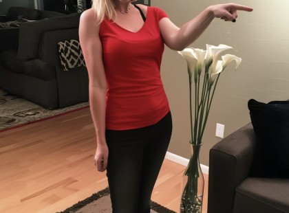 A sógornőm kidobta édesanyánk hamvait, aztán karácsonykor megkapta, amit megérdemeltEgy héttel karácsony előtt a bátyám, Gábor és a felesége, Anita hirtelen megjelentek az ajtónkban, mert tönkrement a fűtési rendszerük. Természetesen befogadtuk őket, hiszen ez a természetes, ha a családról van szó.Anita viselkedése azonban gyorsan kezdett az idegeimre menni: folyton a mi fürdőszobánkat használta a vendégszoba helyett, szanaszét hagyta a holmiját, sőt, még néhány kedvenc ruhám is az ő bőröndjében landolt engedély nélkül. De mindez eltörpült ahhoz képest, amit karácsony reggelén felfedeztem.Ahogy reggelinél ülve körülnéztem, észrevettem, hogy édesanyánk hamvait tartalmazó váza eltűnt a kandallóról. Ez volt az első karácsonyunk anya nélkül, aki azt kérte a végrendeletében, hogy az első ünnepét töltsük vele a nappaliban, ahol együtt ünnepelhetjük a családot.– Valaki látta anyát? – kérdeztem, a hangom remegni kezdett.Anita közönyösen felnézett. – Ó, kidobtam a hátsó kertben. Az a váza minden alkalommal halálra rémített, amikor megláttam.Először megdermedtem, aztán kitört belőlem a harag:– TE MEG MIT CSINÁLTÁL?! – üvöltöttem, miközben felpattantam az asztaltól.A férjemnek és a bátyámnak kellett visszatartania, hogy ne ugorjak neki. Képtelen voltam elhinni, hogy Anita képes volt ilyen szívtelen tettére. Kirohantam a kertbe, próbáltam megmenteni, amit lehetett, de már túl késő volt.Dühömben azon gondolkodtam, hogy azonnal kidobom őket a házból, de ahogy késő este még mindig fortyogtam, egy vérfagyasztó sikoly rázta fel az egész házat...⬇️⬇️⬇️A teljes történet a kommentek között található.