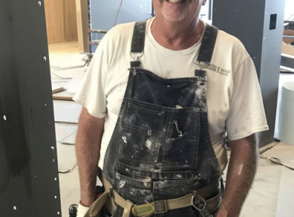 Egy házaspár nem fizette ki apám munkáját – de amit utána tett, attól még ők is megbánták, hogy valaha ujjat húztak vele!
Apám, Péter, vízvezeték-szerelő, és az a fajta ember, aki mindig büszke a munkájára – úgy dolgozik, mintha a saját házán végezné a munkát. Ha valami nem tökéletes, újrakezdi, mert nála a minőség mindennél fontosabb.
Egy nap kapott egy nagy megbízást: egy luxusfürdőszoba teljes felújítását. Minden új volt: csempék, szaniterek, sőt még a WC-papírtartó helyét is gondosan megtervezték a háztulajdonosok, akik eleinte mosolyogva, elégedetten választottak ki minden apró részletet. Apám gondoskodott róla, hogy minden tökéletes legyen, a munkát napról napra precízen végezte.
De aztán elérkezett az utolsó nap. Apám épp a fugázással volt elfoglalva, amikor a házaspár hirtelen megváltoztatta a viselkedését. Panaszkodni kezdtek: „Ez a csempe nem is olyan, mint amit szerettünk volna!” – állították, noha minden választás az ő kezükben volt. A helyzet akkor durvult el, amikor közölték, hogy csak a munka felét hajlandók kifizetni.
Két hét kemény munka után, amit az álomfürdőjükért végzett, ez több mint sértő volt. Apám megpróbált beszélni velük, de hajthatatlanok voltak, és arrogánsan kijelentették: „Fejezd be a munkát, és menj!”
Apám azonban nem az a fajta, aki hagyja magát kihasználni. Tudta, hogy tanítania kell nekik egy leckét – és megvolt a terve.
A történet folytatása az első kommentben! ?