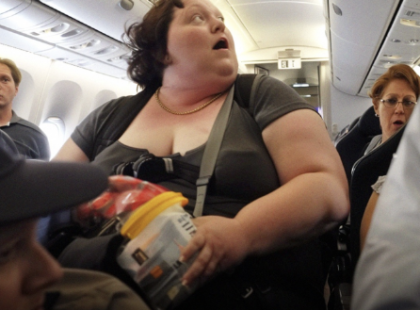 „Péter kegyetlenül gúnyolta a mellette ülő nőt a repülőn – de amikor a kapitány megszólalt, mindent megbánt!”
„Hölgyem, ha utazik, foglaljon KÉT ülést!” – gúnyolódott Péter.
A nő szemeiben könnyek gyűltek, de Péter nem állt le. Amikor meglátta, hogy a nő ruhái olcsók és kopottak, és a cipője is elhasználtnak tűnt, még keményebb megjegyzéseket tett.
„Gondolom, az egész költségvetését nachosra és hotdogokra költi, igaz? Ezért nem futja két helyre? Legközelebb indítson gyűjtést, biztos vagyok benne, hogy az utastársai nagyon nagylelkűek lesznek!”
A nő az ablak felé fordította az arcát, és Péter a visszatükröződésben látta, hogy a könnyek végigfolynak az arcán.
Péter elégedetten kortyolta a borát, de néhány perc múlva a kapitány hangja megszólalt a hangszórókban... ? Olvass tovább az első kommentben!