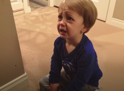 3 éves kisfiam minden reggel sírva könyörgött, hogy ne vigyem bölcsődébe – amikor megláttam, miért, sokkolt a látvány! ?

A kisfiam, János, csak hároméves. Teljesen váratlanul, egyik napról a másikra elkezdett sírni, minden egyes alkalommal, amikor a bölcsődébe vittem. Korábban soha nem volt ilyen probléma! Először azt hittem, csak a 