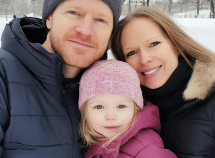 Először vittem el a kislányomat a barátnőmhöz  – Azonnal kiszaladt a szobájából és könyörgött, hogy menjünk el
Egy egyedülálló apa kálváriája: mi történik, amikor a négyéves kislányod váratlanul megérzi, hogy valami nincs rendben?
Egyedülálló apának lenni sosem egyszerű, de az elmúlt négy évben Emma volt az egész világom. Az exfeleségem, Laura, még azelőtt elhagyott minket, hogy Emma betöltötte volna az egy évet. Azóta ketten voltunk.
Három hónappal ezelőtt találkoztam Lillával egy kávézóban. Meleg mosolya és gyors esze azonnal elűzte a stresszt, amit éreztem. Elkezdtünk randizni, és Emma már néhányszor találkozott is vele. Mindössze négyéves, de hihetetlen érzéke van az emberek megítéléséhez. Amikor mosolygott Lilla társaságában, úgy éreztem, talán végre megtaláltam valakit, aki különleges lehet számunkra.
Múlt szombaton Lilla meghívott minket vacsorára és egy filmnézésre. Ez volt az első alkalom, hogy az otthonába látogattunk. Lilla készített egy pazar vacsorát, a lakása pedig barátságos és otthonos volt. Emma különösen izgatott lett, amikor Lilla felajánlotta, hogy videojátékokkal játszhat a szobájában, amíg mi befejezzük a főzést.
Emma örömmel rohant el, én pedig épp nevettem Lilla egyik gyerekkori történetén, amikor Emma hirtelen berohant a konyhába. Apró keze szinte satuként szorította meg a csuklómat.
– APA, – mondta remegő hangon –, BESZÉLNÜNK KELL. EGYEDÜL.
Az arca sápadt volt, a szemei ijedten csillogtak. A gyomrom görcsbe rándult, ahogy követtem őt a nappaliba. Amikor kettesben maradtunk, könnyes szemmel suttogta:
– APA, MENNÜNK KELL. MOST AZONNAL. Ő ROSSZ.
Mit tehet egy apa, amikor a kislánya félelemtől remegve azt mondja, hogy valami nagyon nincs rendben? Folytatás következik...
A teljes történetet olvasd el a kommentekben! ⬇️