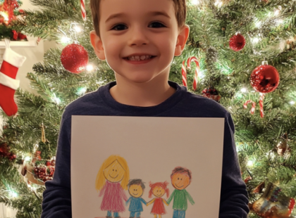 Az ötéves fiam egy négytagú családot rajzolt, pedig csak egy gyermekem van – Aztán bemutatta nekem az „új húgát” a pincében, és teljesen lefagytam
Azt hittem, boldog, háromtagú család vagyunk: én, a férjem, Tamás, és az ötéves kisfiunk, Dani. Az élet tökéletesnek tűnt.
Egy este Dani izgatottan húzott elő egy zsírkrétás rajzot az iskolatáskájából.
– Nézd, Anya! Ezt ma rajzoltam az iskolában!
A rajzon négy pálcikaemberke állt: Dani, Tamás, én... és egy kislány.
– És ő kicsoda? – kérdeztem rámutatva a negyedik figurára.
– Ő a húgom! – mondta vidáman. – Holnap bemutatom neked!
Egy pillanatra megdermedtem, de sikerült mosolyognom.
– Rendben, drágám.
Másnap reggel, amikor Danit az iskolába kísértem, hirtelen megragadta a kezem.
– Gyere, Anya! Találkoznod kell vele!
De ahelyett, hogy az osztályterme felé indult volna, a pincelejárathoz vezetett.
– Dani, hová megyünk? – kérdeztem, miközben a hátamon végigfutott a hideg.
– Ő itt van, – felelte vidáman.
Amikor végül bemutatta nekem „őt,” a gyomrom összeszorult. Az agyam tiltakozott, de a bizonyíték tagadhatatlan volt. ⬇️
A teljes történetet olvasd el a kommentekben! ⬇️