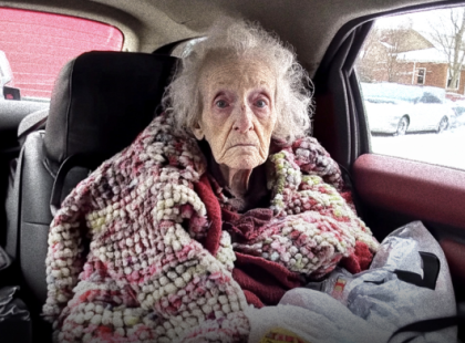 A 73 éves Rózsikanéni az utcára került három fia miatt, akik eladták a családiházat – Egy hónappal később egy ügyvéd közölte vele, hogy egy 360 millió forintot érő kastély tulajdonosa lett
Rózsa, miután férje, Sándor meghalt, két állást vállalt, hogy felnevelje három fiát: Donátot, Dávidot és Dánielt. Ám a fiai, akiket egyedülálló anyaként nevelt fel, elárulták őt. Eladták a régi családi házat, hogy modern otthonokat vásároljanak maguknak, és az anyjukat az utcára tették.
Rózsa mindössze a néhai férje régi piros autóját tartotta meg. A hátsó ülésen aludt éjszakánként, összehúzva magát, hogy elférjen a szűk helyen.
– „Ó, Sándor!” – sóhajtotta gyakran az ég felé nézve. – „Örülök, hogy ezt nem kell látnod, mert összetörne a szíved. Várj rám ott, ahol vagy, hamarosan csatlakozom hozzád…”
Napokból hetek lettek, és már egy hónapja élt az utcán. Rózsa nem panaszkodott, és még ebben a nehéz helyzetben is sikerült barátokat szereznie kedvessége és humorérzéke révén.
De néhány héttel később egy telefonhívás mindent megváltoztatott. Egy ügyvéd közölte vele, hogy ő egy 360 millió forintot érő kastély tulajdonosa lett! ??A teljes történet megrázó fordulatokat tartogat, amit az olvasók a kommentekben találhatnak meg.