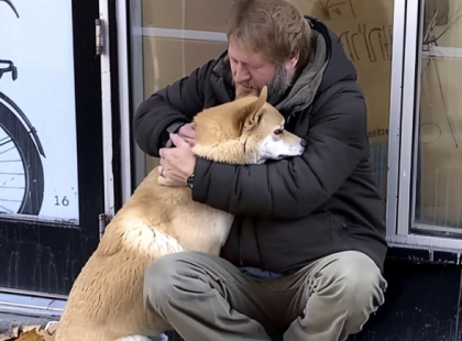 Elhagyott kutya, aki minden nap ugyanahhoz a zárt bolt elé ment – Szívszorító titokra derült fény, mikor követtem! Egy raktárban dolgozom, így gyakran látok kóbor állatokat, de Ollie... más volt. Minden egyes nap, ugyanabban az időben megjelent, és csak bámulta a kerékpárbolt ablakát a legszomorúbb tekintettel, amit valaha láttam. Volt rajta póráz, tisztának tűnt – nyilvánvalóan volt gazdája. Hogyan képes valaki csak úgy elhagyni egy ilyen különleges kutyát? Milyen szívtelen ember tesz ilyet?! Egyszerűen nem tudtam nézni, ahogy ott áll nap mint nap. Ételt adtam neki, de sosem evett. Csak a szájába vette, és elszaladt vele. Annyira megrázott a viselkedése, hogy végül hazavittem. A barátnőm, Réka, egyáltalán nem volt boldog emiatt. „Tűntesd el AZT a dolgot innen!” – kiabálta. Réka nem szereti a kutyákat, de valahogy sikerült meggyőznöm, hogy Ollie maradhasson. De még meleg otthon és finom étel mellett is minden nap visszatért ugyanahhoz a kerékpárbolthoz. Csak bámulta az ablakot, mintha valami összetörte volna a szívét. Az étellel ugyanaz volt a helyzet – nem ette meg. Csak magával vitte és elszaladt. Tegnap már nem bírtam tovább. Úgy döntöttem, követem őt. Ollie egy régi, elhagyatott házhoz vezetett. Ahogy odaértünk, eszeveszett ásásba kezdett a földön. A csendet furcsa, halk hangok törték meg, amelyek a föld alól jöttek. De amit 15 perc múlva megláttam, teljesen darabokra törte a szívemet...??A teljes történet megrázó fordulatokat tartogat, amit az olvasók a kommentekben találhatnak meg.