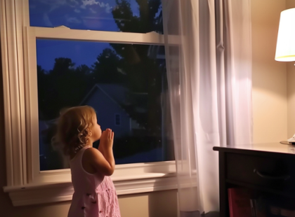 Remélem, anya hamarosan jön – árva kislány imádkozott lefekvés előtt, másnap reggel meghallotta anyja hangját