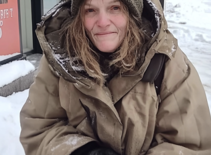 Három évvel ezelőtt egy hajléktalan nőnek adtam a kabátomat karácsony este – Most visszatért egy szürke táskával és egy mosollyal, amit sosem felejtek el!