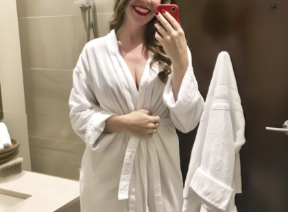 A férjem szeretője masszázsra jött hozzám, nem tudva, hogy én vagyok a felesége
Tegnap egy gyönyörű, fiatal nő lépett be a masszázsstúdiómba, élénkpiros rúzzsal és magabiztos mosollyal az arcán. Ahogy belépett, megkért, hogy készítsek róla egy képet, amit elküldhet a barátjának.
Ő: „Végre, most már tényleg kikapcsolhatok.”
Én: „Túl sok stressz gyűlt össze?”
Ő: „Túl sok!”
Feküdt a masszázsasztalon, miközben folytatta:
„A barátom éppen válik. Hát, én is elhagynám a feleségét. Nem sminkel, nem hord ruhákat, csak dolgozik, gyerekeket nevel, főz és takarít. Persze, a ház az övé lesz – az az ő tulajdona. A gyerekek maradhatnak nála. Én nem fogok más gyerekeit nevelni.”
Abban a pillanatban megszólalt a telefonja. Az értesítési képernyőn egy közös kép jelent meg róla és... A FÉRJEMRŐL! Ott álltam, és emésztettem, amit hallottam.
Ő: „Majd később válaszolok.”
Én: „Nem, kedvesem, kérlek, vedd fel. Az én férjem – a te barátod, aki álmodozik arról, hogy elválik tőlem – keres téged.”
Néma csend telepedett a szobára néhány másodpercig, majd felkiáltott:
„Mit műveltél?! NEM TUDOK MEGMOZDULNI!”
Ez a történet nem várt fordulatokat rejt magában – olvasd tovább, hogy megtudd, mi történt ezután!
??⬇️A teljes történet a kommentek között található