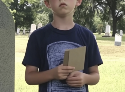 Örökbefogadtam az elhunyt testvérem fiát– „APU AZT KÉRTE, HOGY EZT A LEVELET ADJAM ODA NEKED” – MONDTA NEKEM EGYSZER A FIÚ
Egy év telt el, mióta elvesztettem a bátyámat, Tamást. Azóta számtalan nehézséggel kellett szembenéznem, de igyekeztem mindent megtenni, hogy apaként segítsem unokaöcsémet, Andrást.
Egy csendes délutánon Andrással együtt álltunk Tamás sírjánál. Mindketten némán sírtunk, egyetlen szót sem szóltunk, csak megosztottuk egymással a fájdalmas csendet.
Egyszer csak András előhúzott egy kis borítékot a kabátzsebéből, és halkan megszólalt:
– „Apu azt kérte, hogy ezt a levelet adjam oda neked.”
Remegő kézzel vettem át tőle a borítékot. Amikor kinyitottam és elolvastam a levelet, a szavak annyira megérintettek, hogy a könnyeim szabadon folytak. Az, amit Tamás írt, örökre megváltoztatta az életemet.  ⬇️A teljes történet a kommentek között található.