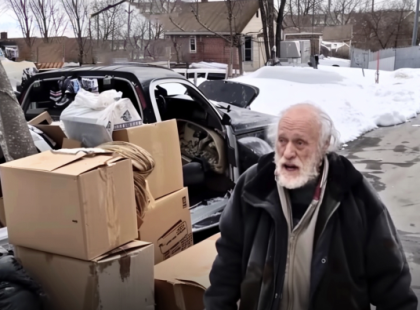 Nem szoktam írni a facebookra de most megteszem! 87 évesen kerültem kórházba, és amikor hazatértem, mindenem eltűnt – amit a családom tett, arra nincsenek szavak!”
Egy szívprobléma miatt kórházba kerültem 87 évesen. A lányom, Ágnes, túl messze lakott ahhoz, hogy meglátogasson, és a munkája miatt nem tudott szabadságot kivenni. Azt mondta, ne aggódjak, az unokám, Péter majd gondoskodik rólam, és segít, amikor hazaengednek.
Hála Istennek, az állapotom nem volt olyan súlyos, mint elsőre gondolták. Pár nappal később az orvosok elmagyarázták, mire kell figyelnem, mielőtt hazamehettem volna. Hazaindultam taxival, és már alig vártam, hogy újra lássam az unokámat.
„Már annyira hiányzik a fiú!” – gondoltam az úton, miközben egy halvány mosoly jelent meg az arcomon.
De amint megérkeztem, az örömöm pillanatok alatt félelemmé változott.
A bútoraim szétszórva hevertek a gyepen. Még rosszabb, hogy az ajtók tárva-nyitva voltak. A legfélelmetesebb rész azonban az volt, hogy AZ EGÉSZ HÁZ TELJESEN ÜRES VOLT.
A falakról eltűntek a festmények, a katonai emlékeim, a szekrényem, a konyhaasztal és székek – minden, amit nem láttam odakint, eltűnt!
„Mi történik itt? Kiraboltak?!” – motyogtam magam elé zavartan, szinte sokkban. De mielőtt bármit is kitalálhattam volna, nehéz léptek hangja törte meg a csendet mögöttem... ⬇️ ⬇️A teljes történet a kommentek között található.