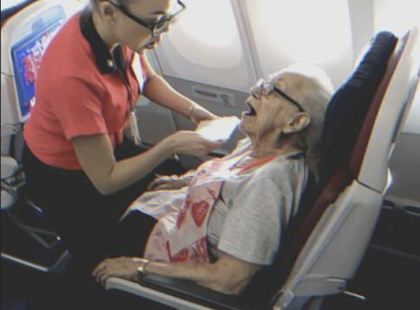 Egy légiutas-kísérő megmentette egy 62 éves üzleti osztályon utazó nő életét – két évvel később karácsonyi ajándékot kapott tőle jutalmul